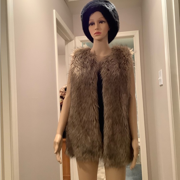 COPY - MERONA Faux Golden Island Fox Fur Vest Size Small - Picture 2 of 16